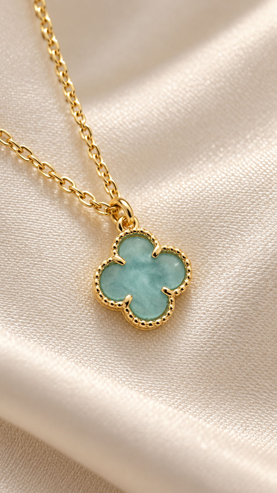 Collar trébol cielo