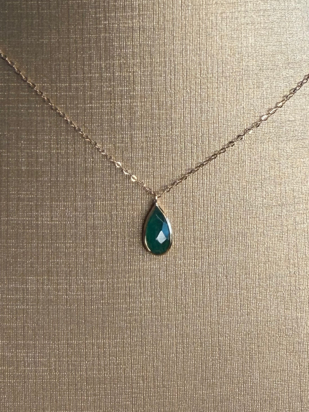 Collar Gota Esmeralda Royale