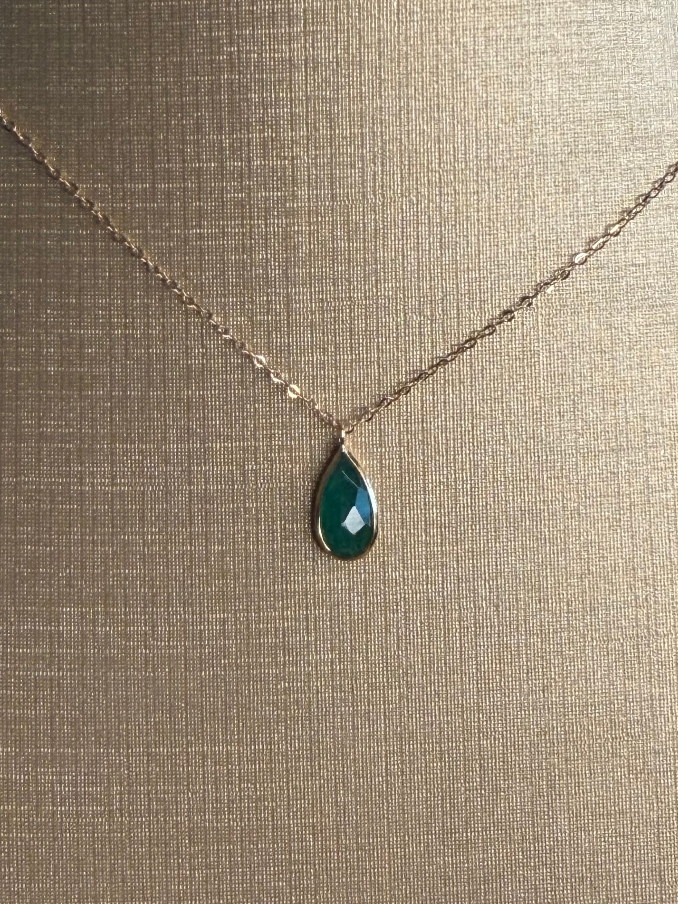 Collar Gota Esmeralda Royale